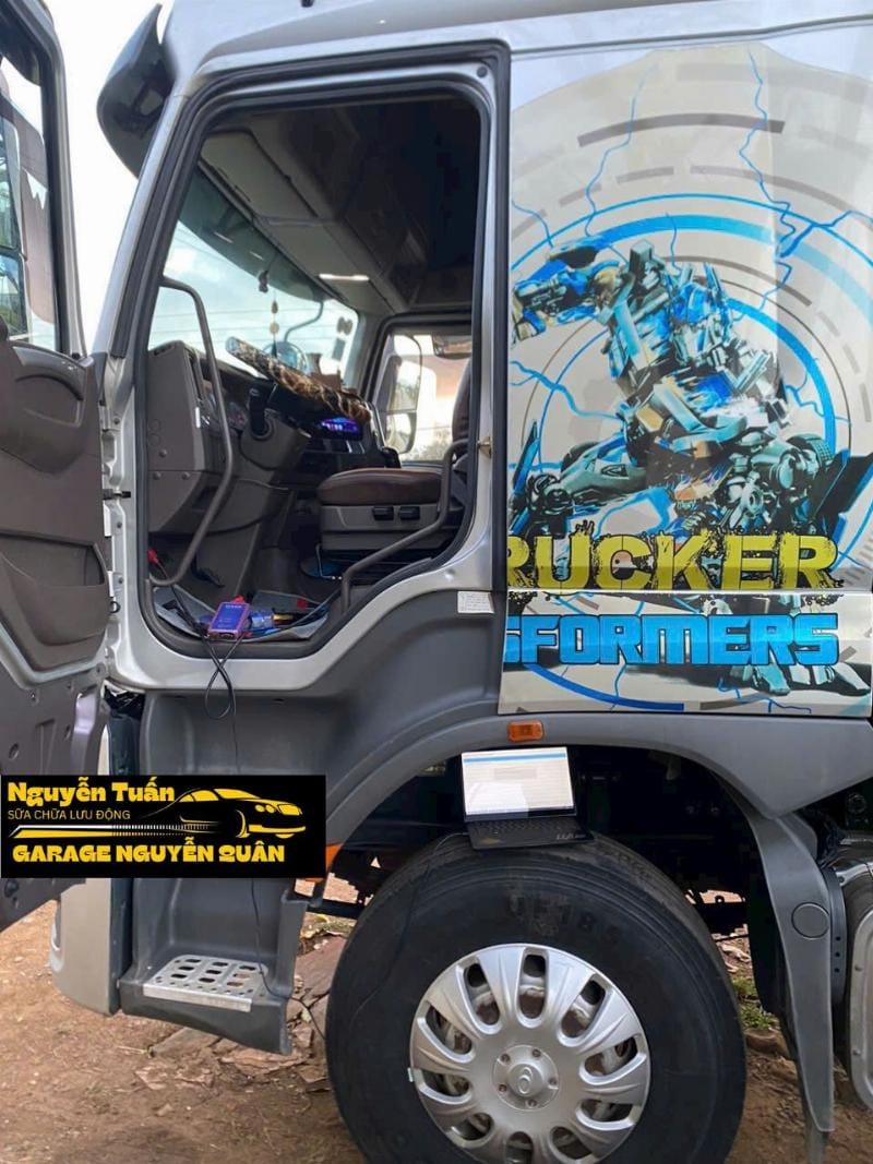 Kỹ thuật viên kiểm tra hệ thống kiểm soát khí thải ô tô tại garage