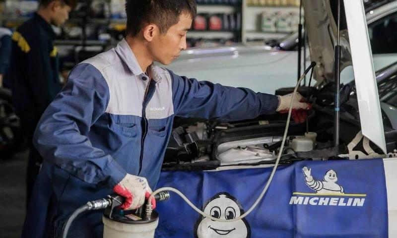 Kiểm tra bơm cao áp ô tô bởi kỹ thuật viên chuyên nghiệp