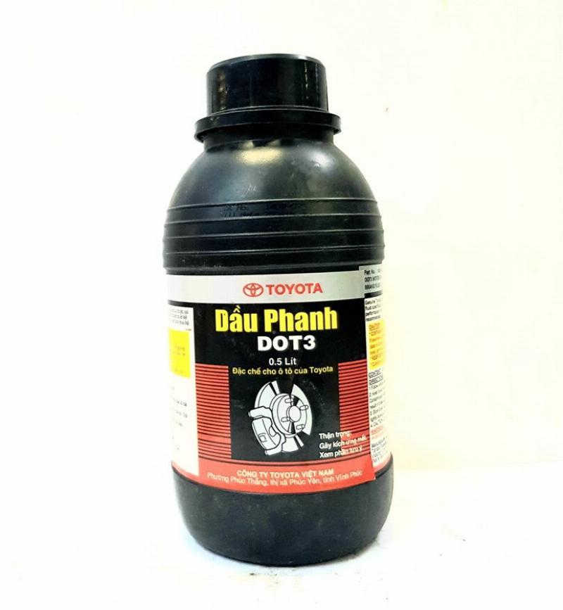 Kiểm tra mức dầu phanh ô tô định kỳ để đảm bảo an toàn