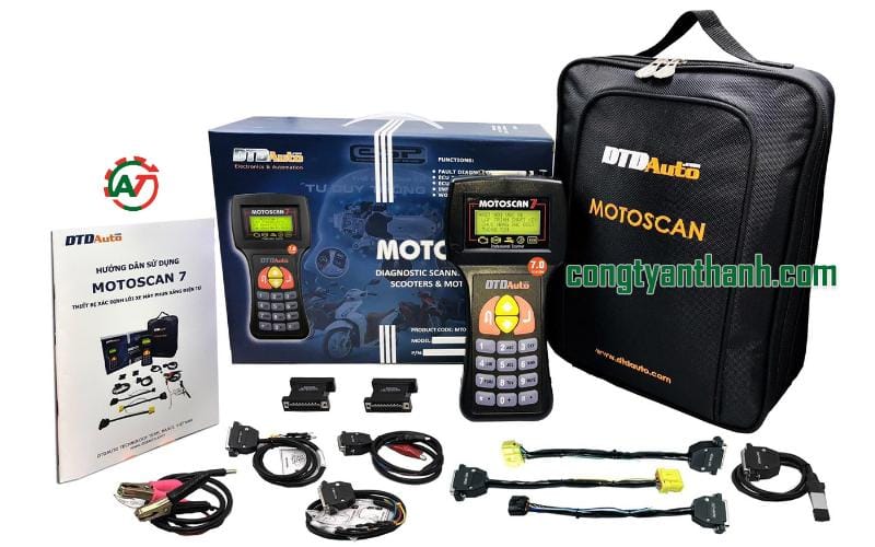 Kỹ thuật viên kiểm tra và sửa chữa bobin đánh lửa hoặc máy phát điện tại xưởng dịch vụ chuyên nghiệp