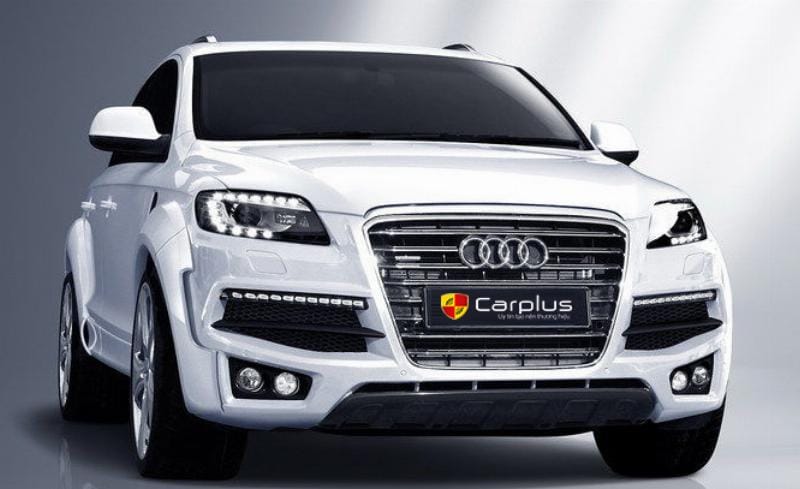 Kỹ thuật viên kiểm tra xe độ body kit tại gara chuyên nghiệp.