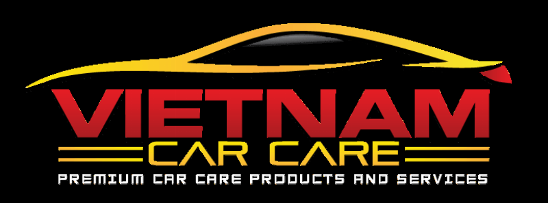 Kỹ thuật viên đang thực hiện dán wrap body kit tạm thời lên bề mặt xe ô tô một cách cẩn thận và chuyên nghiệp