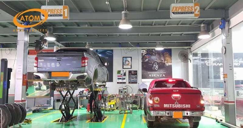 Kỹ thuật viên Auto Speedy kiểm tra bình rửa kính ô tô