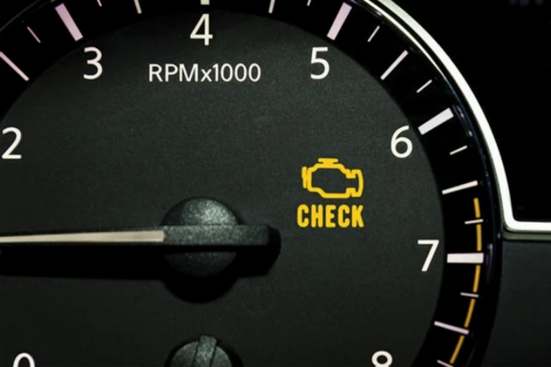 Kỹ thuật viên gara Auto Speedy đang kiểm tra hệ thống ABS của xe