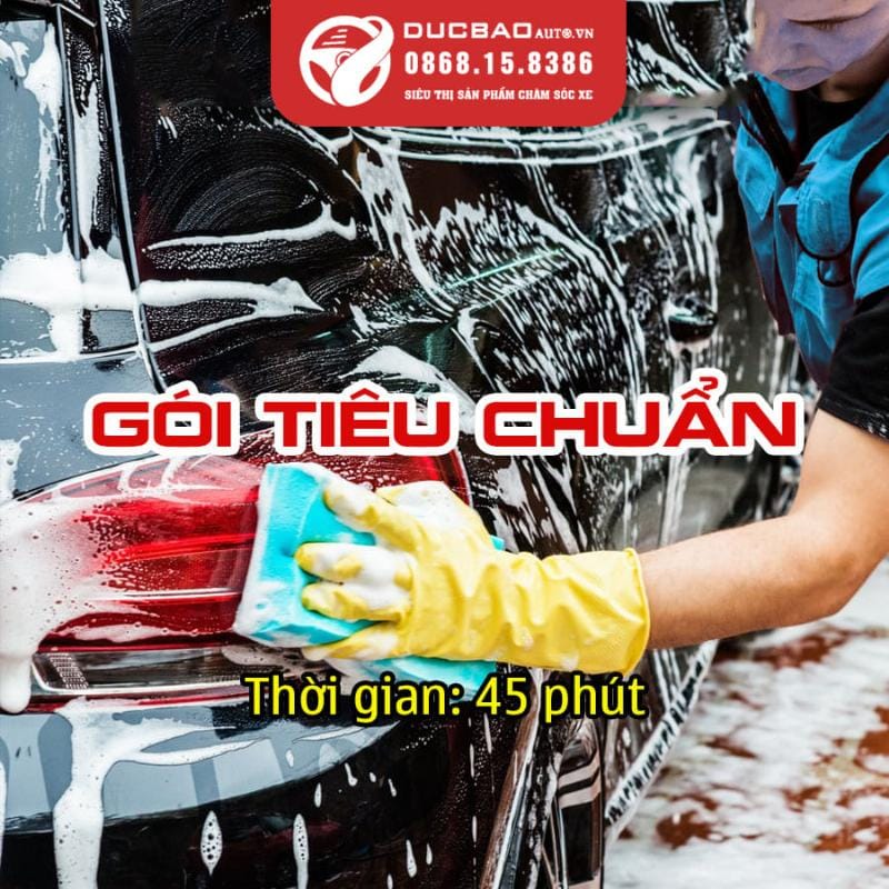 Nhan vien Garage Auto Speedy dang kiem tra bac dan o to tren xe