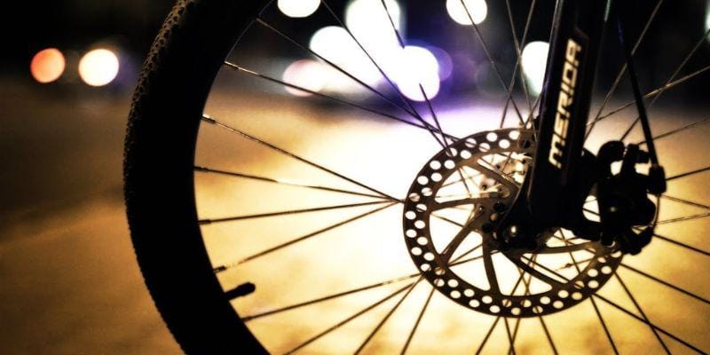 Kỹ thuật viên kiểm tra bạc đạn cẩn thận trước khi quyết định thay thế trong quy trình bảo trì