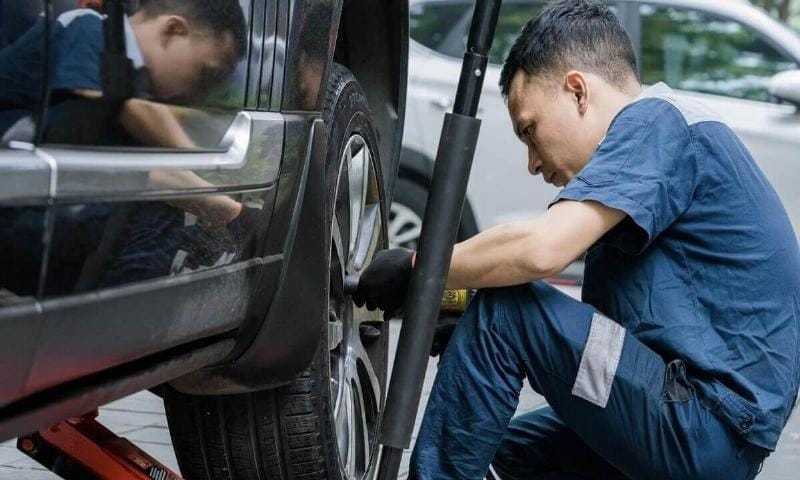 Kỹ thuật viên chuyên nghiệp kiểm tra bơm cao áp để phát hiện dấu hiệu hư hỏng