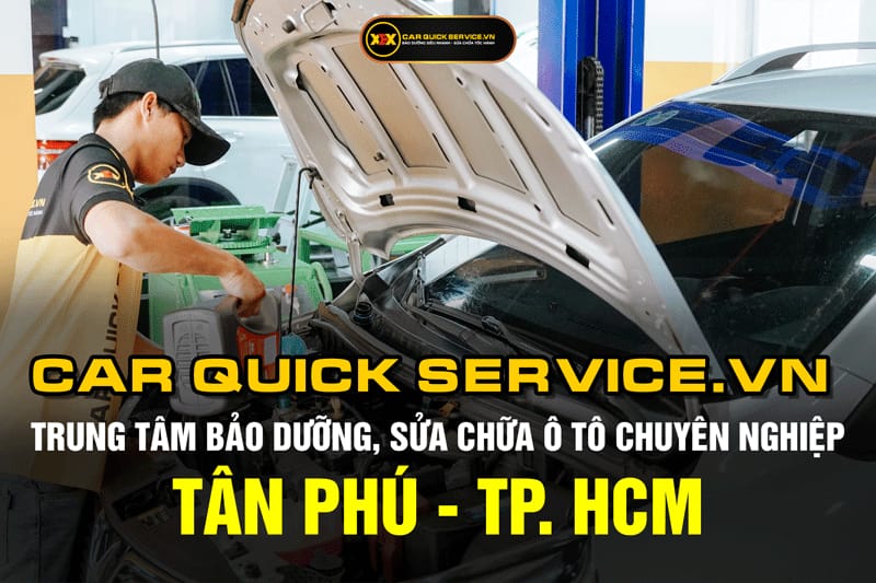 Kỹ thuật viên Garage Auto Speedy đang kiểm tra hoặc thay thế bugi trên động cơ xe ô tô.