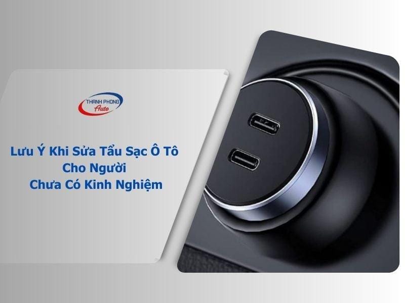 kỹ thuật viên sử dụng ampe kìm kiểm tra rò rỉ điện trên xe ô tô tại garage Auto Speedy