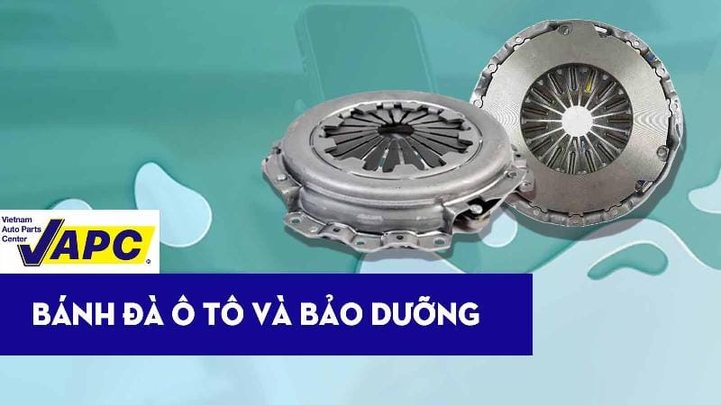 Kỹ thuật viên thay bánh đà ô tô