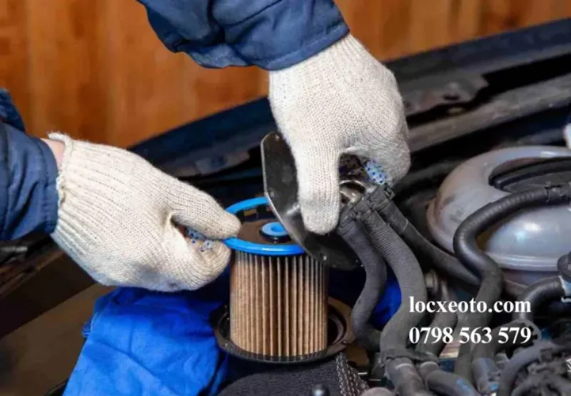 Hình ảnh lọc xăng bị tắc và ảnh hưởng của nó đến hoạt động của bơm xăng ô tô