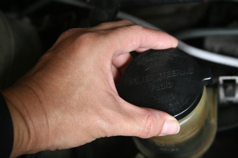 Màu sắc dầu trợ lực lái bị nhiễm bẩn do bơm cần được kiểm tra định kỳ