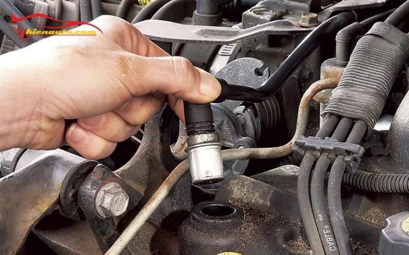 Kiểm tra gioăng quy lát khi nước phụ có bọt trắng