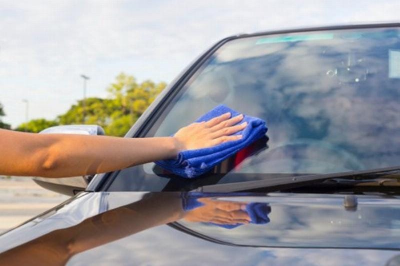 Nước rửa kính ô tô kém chất lượng tạo vệt vòng tròn sau khi rửa