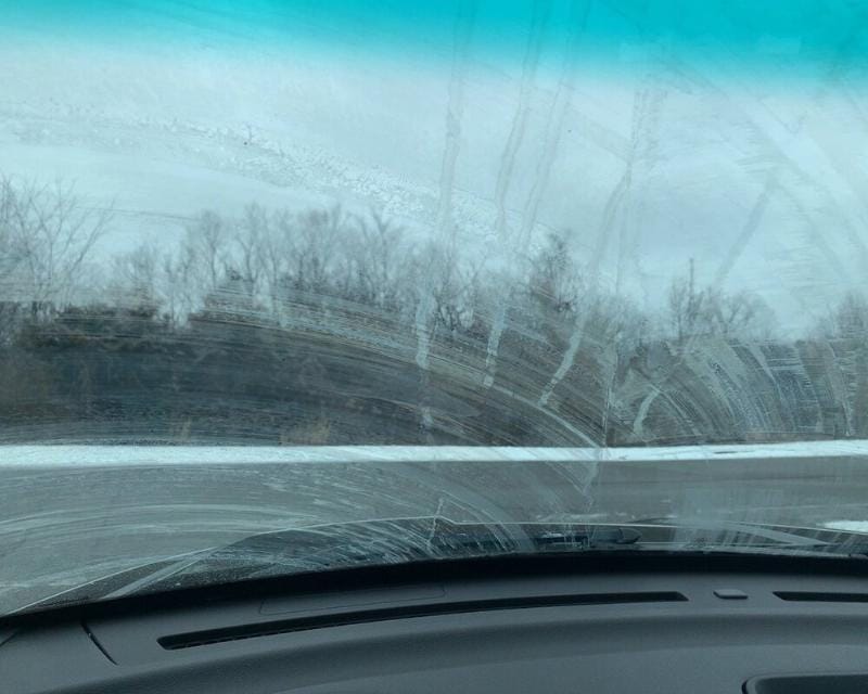 Ống dẫn nước rửa kính ô tô bị đứt cần được thay thế