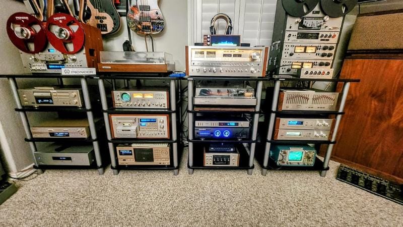 Hinh anh ky thuat vien dang danh bong phuc hoi den pha o to tai Garage Auto Speedy