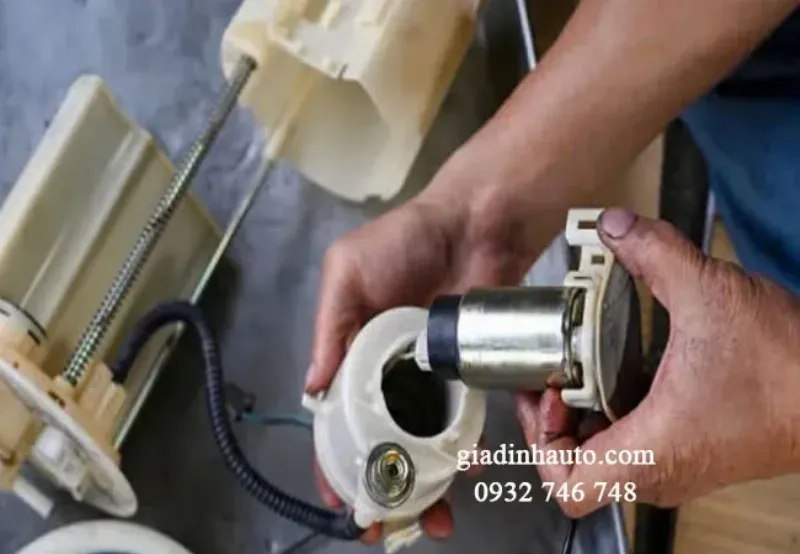 quy trình kiểm tra và thay thế bơm xăng ô tô tại gara