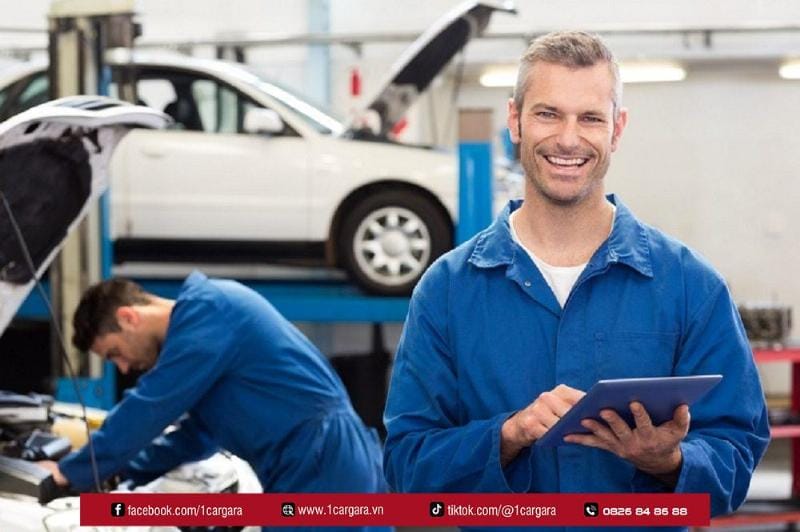 Quy trình lắp đặt ống xả xe thể thao tại gara chuyên nghiệp, hình ảnh kỹ thuật viên lành nghề