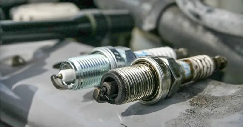 So sánh sự khác biệt giữa bugi ô tô mới và bugi cũ đã xuống cấp