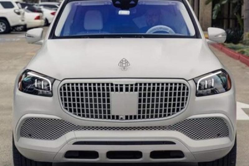 Kỹ thuật viên đang tiến hành sửa chữa một bộ body kit ô tô bị nứt hoặc vỡ