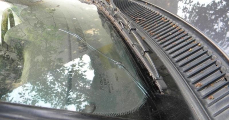 Thay thế kính chắn gió ô tô tại garage chuyên nghiệp