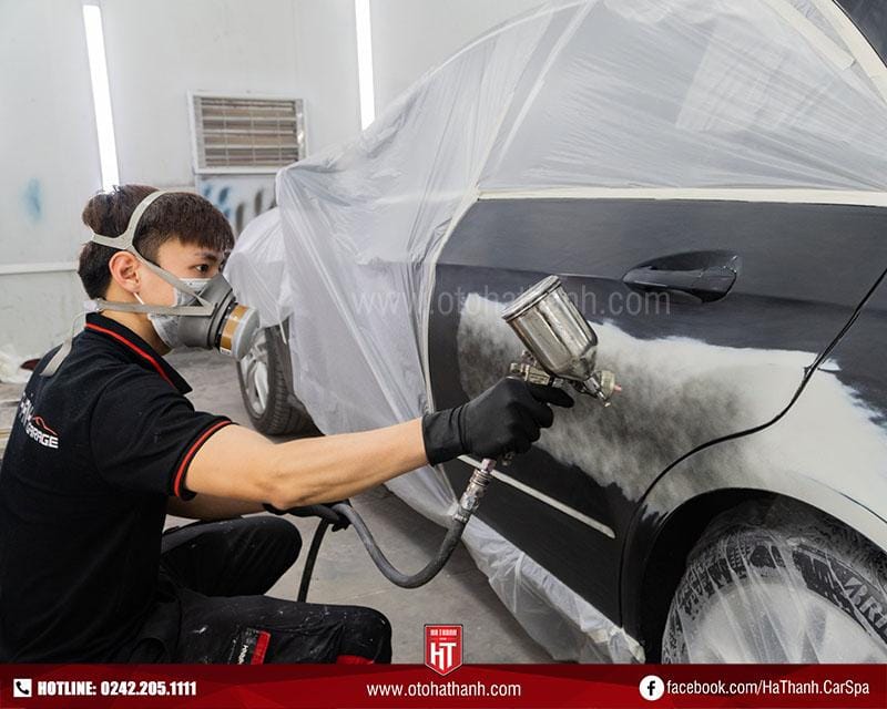 Thợ máy ô tô đang tư vấn độ xe cho khách hàng tại gara, hình ảnh tư vấn chuyên nghiệp