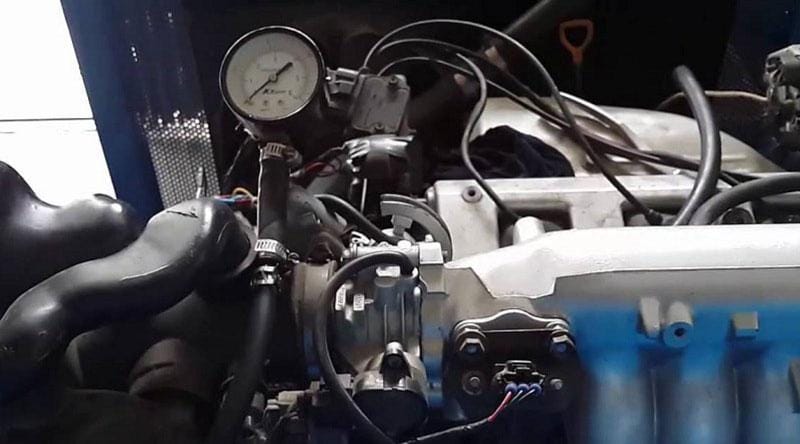 Thợ sửa chữa kiểm tra bơm xăng ô tô