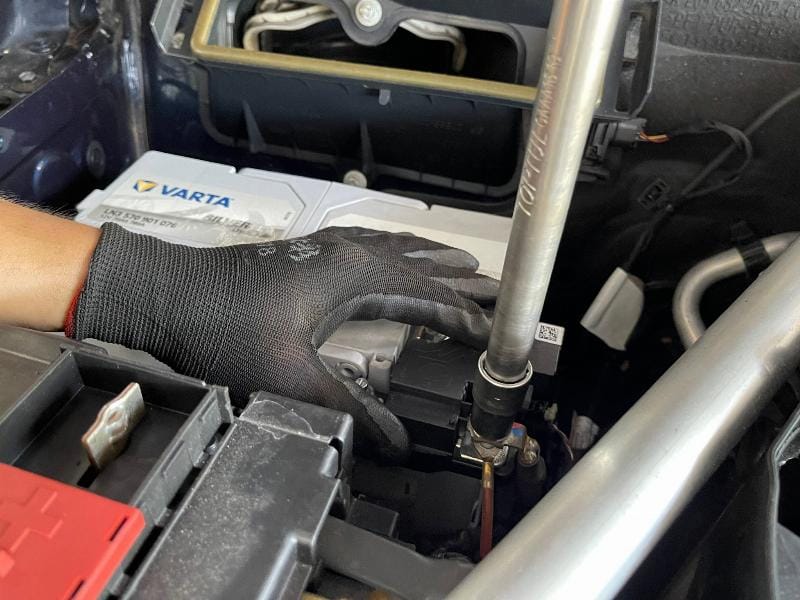 Các dụng cụ cần thiết để tự thay bóng đèn pha ô tô tại nhà, bao gồm tua vít, găng tay, và bóng đèn mới