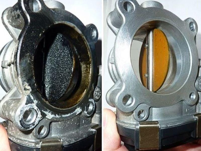 Van bướm ga ô tô bị bẩn do cặn dầu và bụi bẩn, ảnh hưởng đến hoạt động.