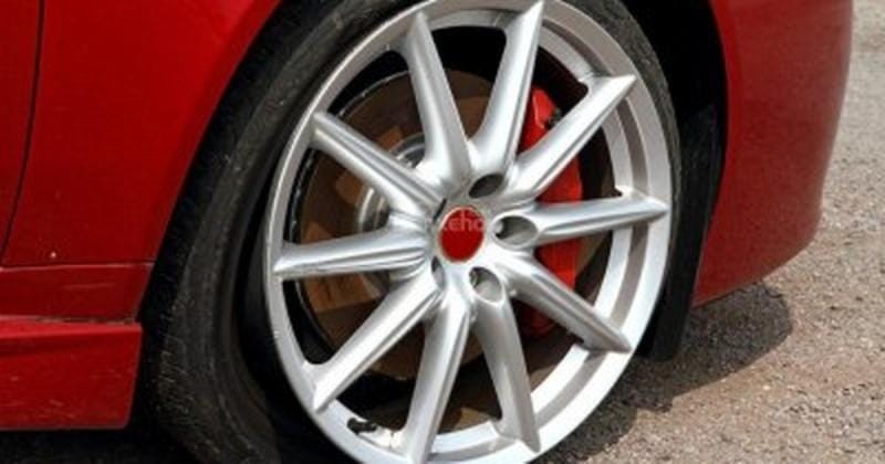 Van lốp xe ô tô bị nứt vỡ do lão hóa