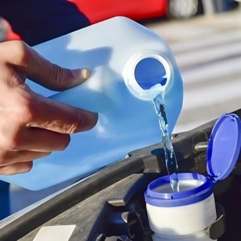 Vệ sinh vòi phun nước rửa kính ô tô bằng kim nhỏ để loại bỏ cặn bẩn