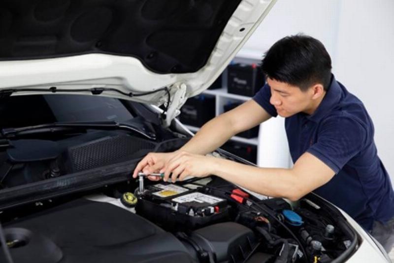 Hình ảnh minh họa vị trí bobin đánh lửa trên một mẫu xe tay ga phổ biến, giúp người dùng dễ dàng nhận biết