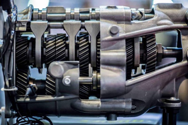 Vòng bi bánh xe ô tô bị mòn gây ra tiếng hú lớn khi tăng tốc độ