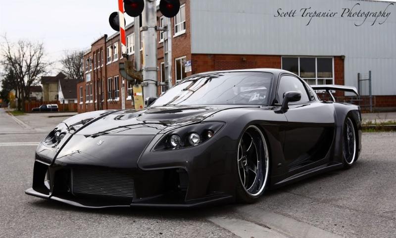 Một chiếc xe drift được trang bị bộ body kit widebody và cánh gió lớn đang thực hiện kỹ thuật drift
